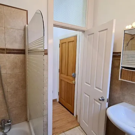 Apartment 2 Bedroom Flat On Main Street