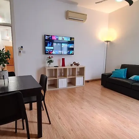 2 Bedroom Flat On Main Street Apartment