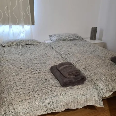 2 Bedroom Flat On Main Street Apartment *